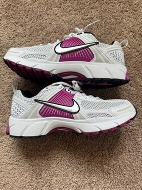 NEW Nike Vomero 5 Women's 7.5 Youth 6 Pink/Black/Silver Sneaker HF6998-102 Sport